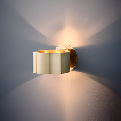 Złota lampa ścienna z nowoczesnym skandynawskim designem