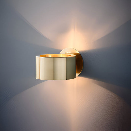 Złota lampa ścienna z nowoczesnym skandynawskim designem