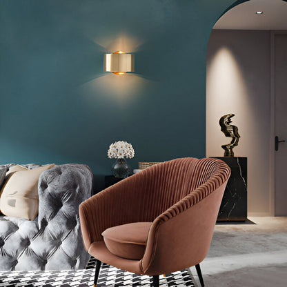 Złota lampa ścienna z nowoczesnym skandynawskim designem