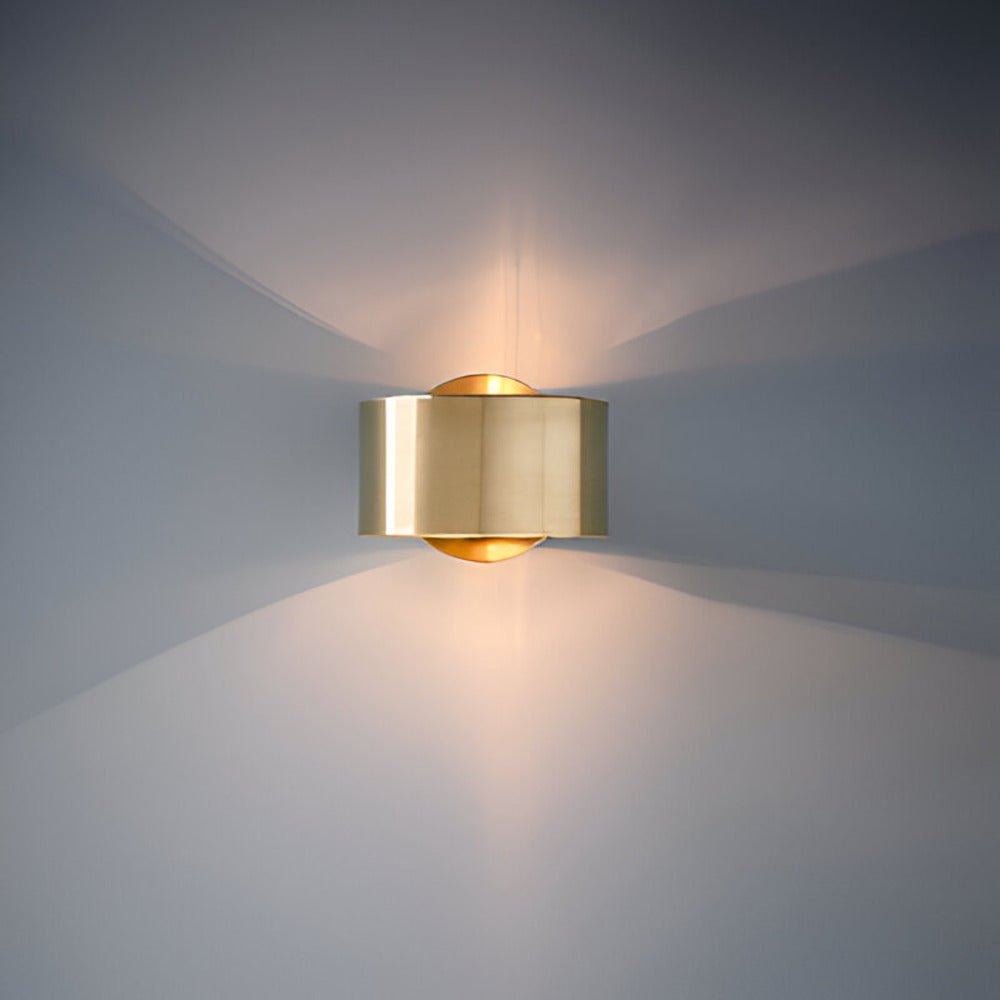 Złota lampa ścienna z nowoczesnym skandynawskim designem