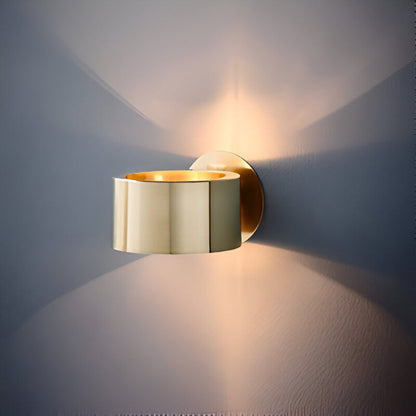 Złota lampa ścienna z nowoczesnym skandynawskim designem