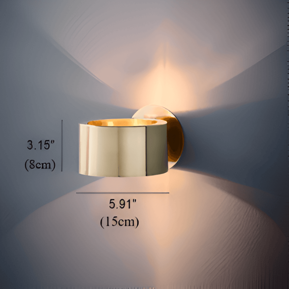 Złota lampa ścienna z nowoczesnym skandynawskim designem