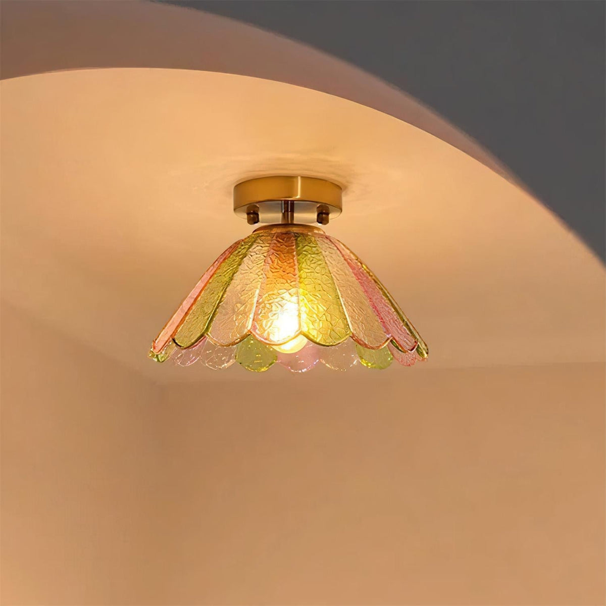 Szklana lampa sufitowa w kształcie kwiatu – vintage i elegancka