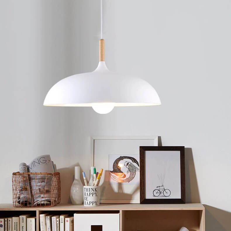 Kolorowa metalowa lampa wisząca z drewnianym akcentem – dwa rozmiary