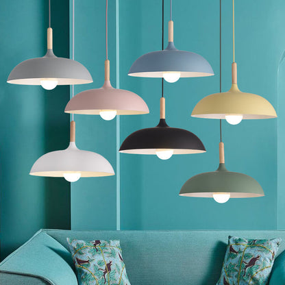 Kolorowa metalowa lampa wisząca z drewnianym akcentem – dwa rozmiary