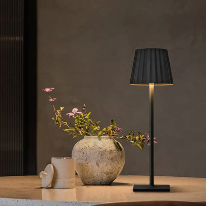 Mara – Ładowalna Klasyczna Lampa Stołowa z Plisowanym Kloszem i Ściemnialnym LED