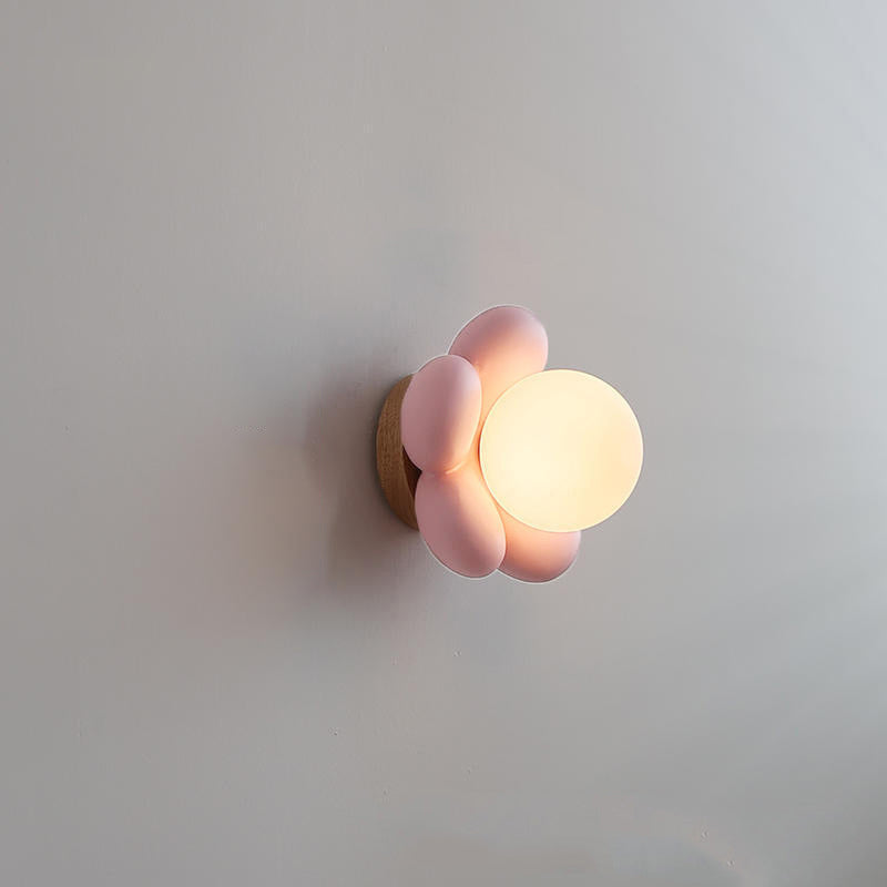 Nowoczesna ceramiczna lampa ścienna z drewnianym detalem – Do sypialni i salonu
