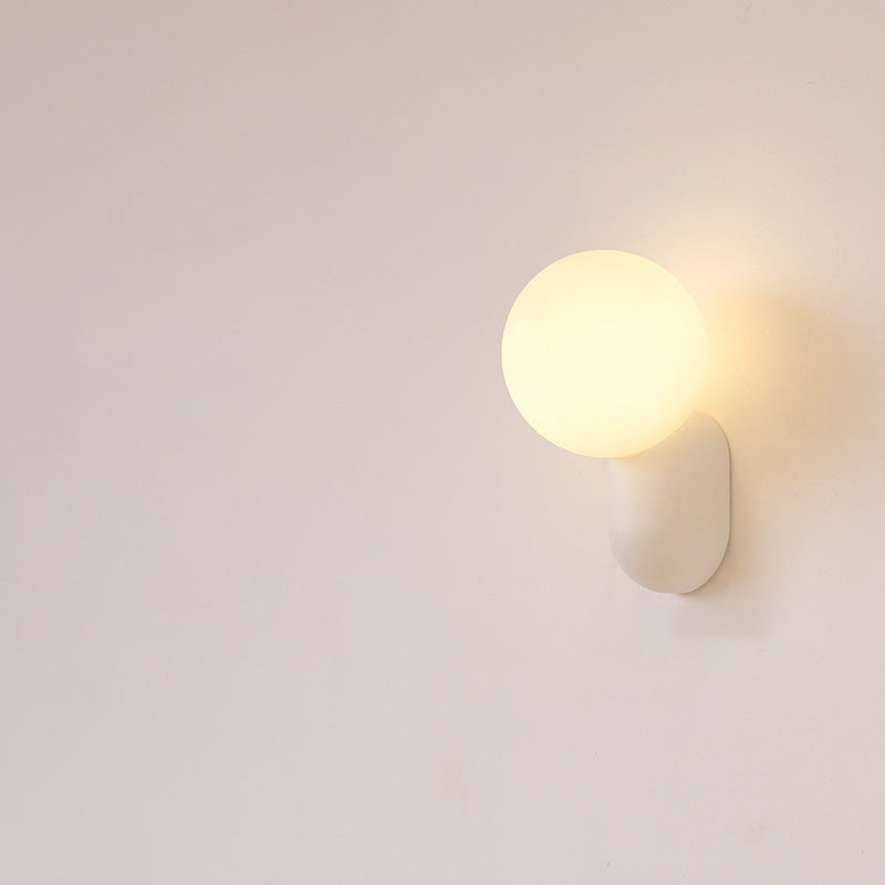 Nowoczesna lampa ścienna z żywicy i szkła w stylu skandynawskim