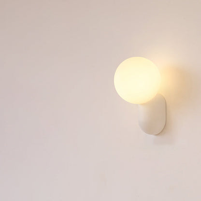 Nowoczesna lampa ścienna z żywicy i szkła w stylu skandynawskim