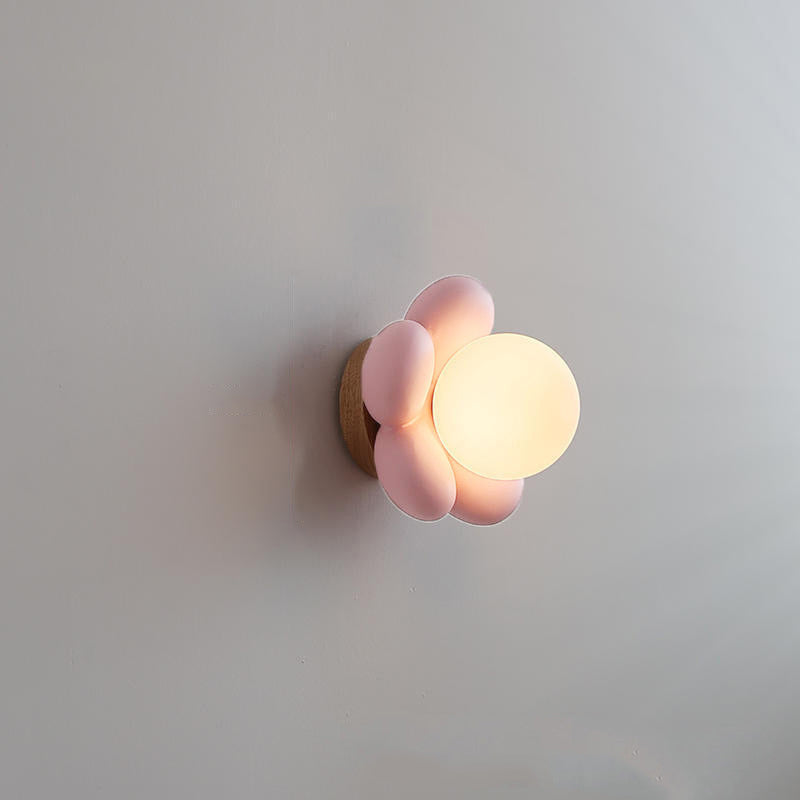 Nowoczesna ceramiczna lampa ścienna z drewnianym detalem – Do sypialni i salonu
