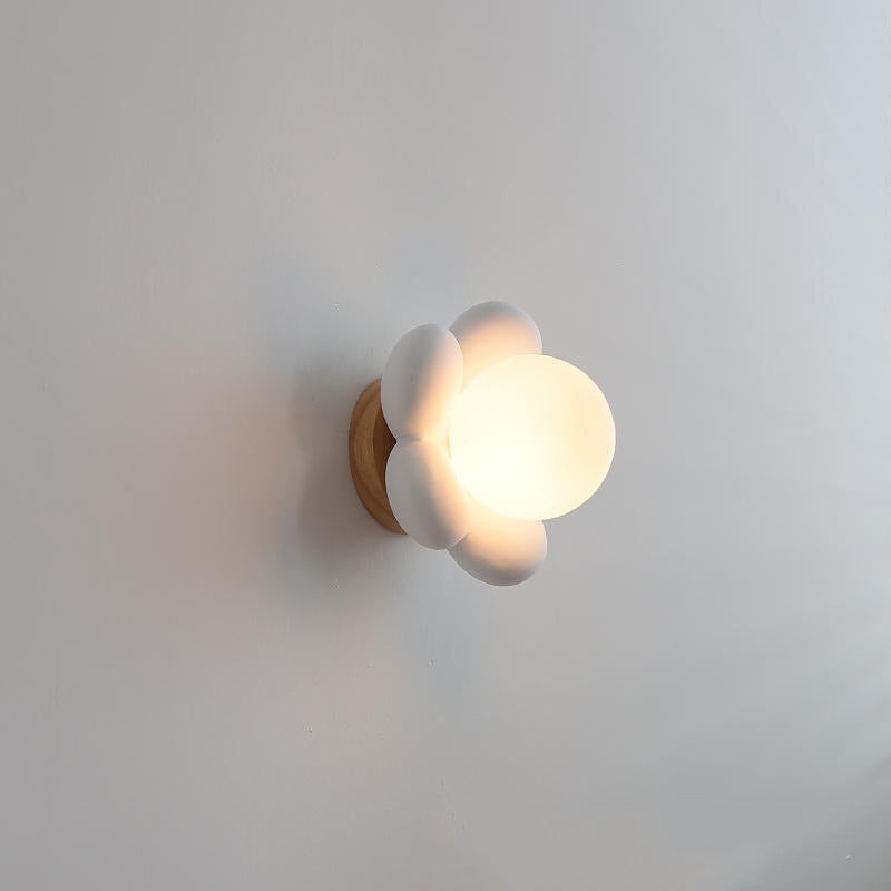 Nowoczesna ceramiczna lampa ścienna z drewnianym detalem – Do sypialni i salonu