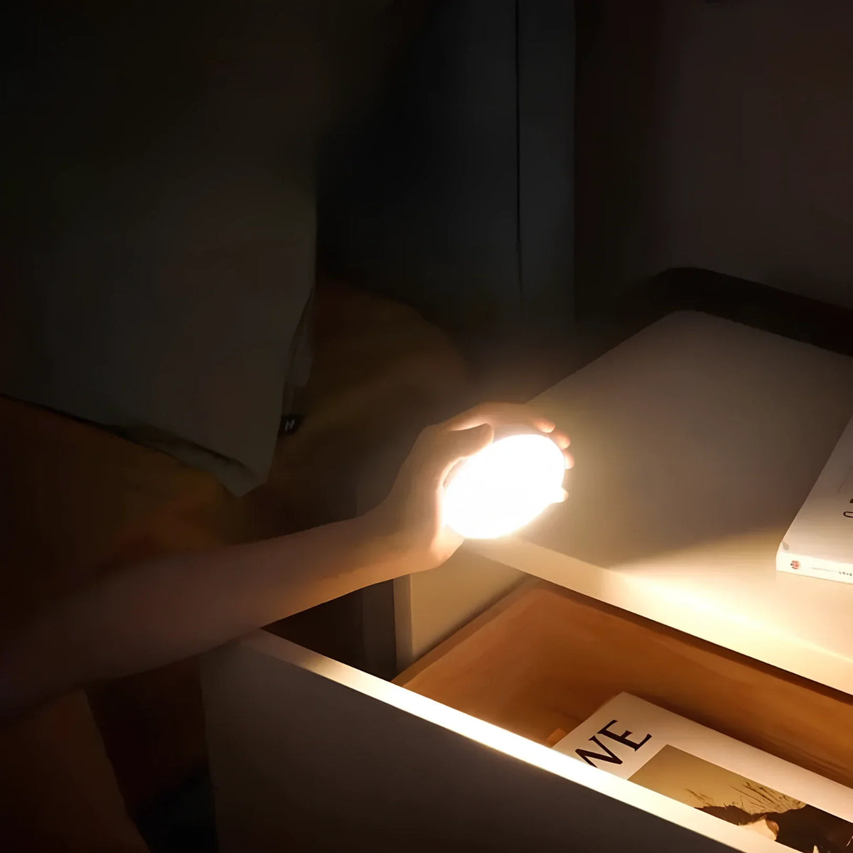 Minimalistyczna lampa ścienna Japandi z montażem na magnes