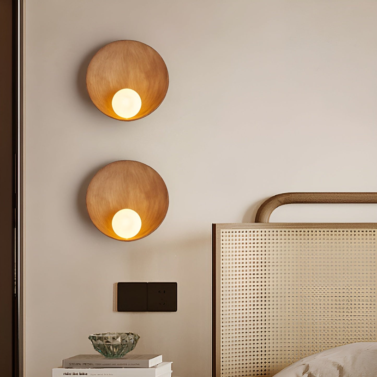 Lampa ścienna Japandi z mlecznym szkłem i drewnem – elegancka i tworząca ciepłą atmosferę