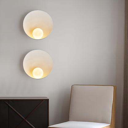 Lampa ścienna Japandi z mlecznym szkłem i drewnem – elegancka i tworząca ciepłą atmosferę