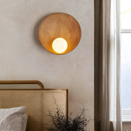 Lampa ścienna Japandi z mlecznym szkłem i drewnem – elegancka i tworząca ciepłą atmosferę