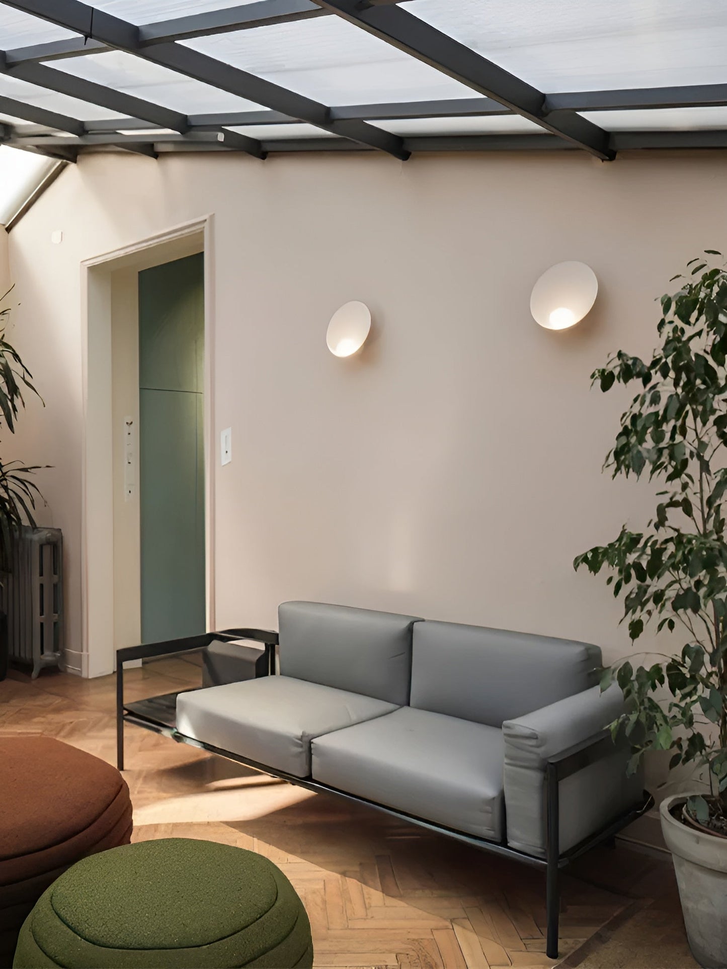 Lampa ścienna Japandi z mlecznym szkłem i drewnem – elegancka i tworząca ciepłą atmosferę