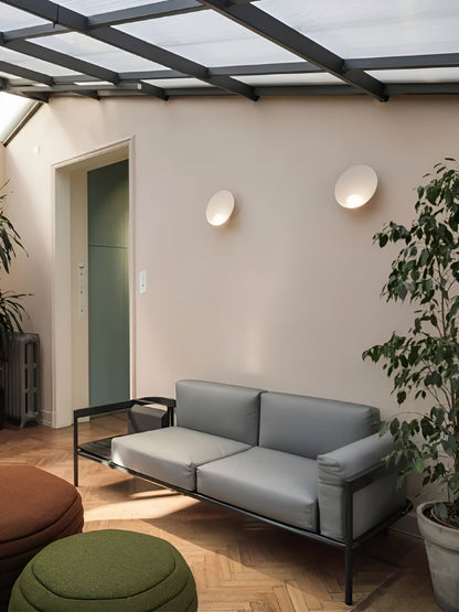 Lampa ścienna Japandi z mlecznym szkłem i drewnem – elegancka i tworząca ciepłą atmosferę