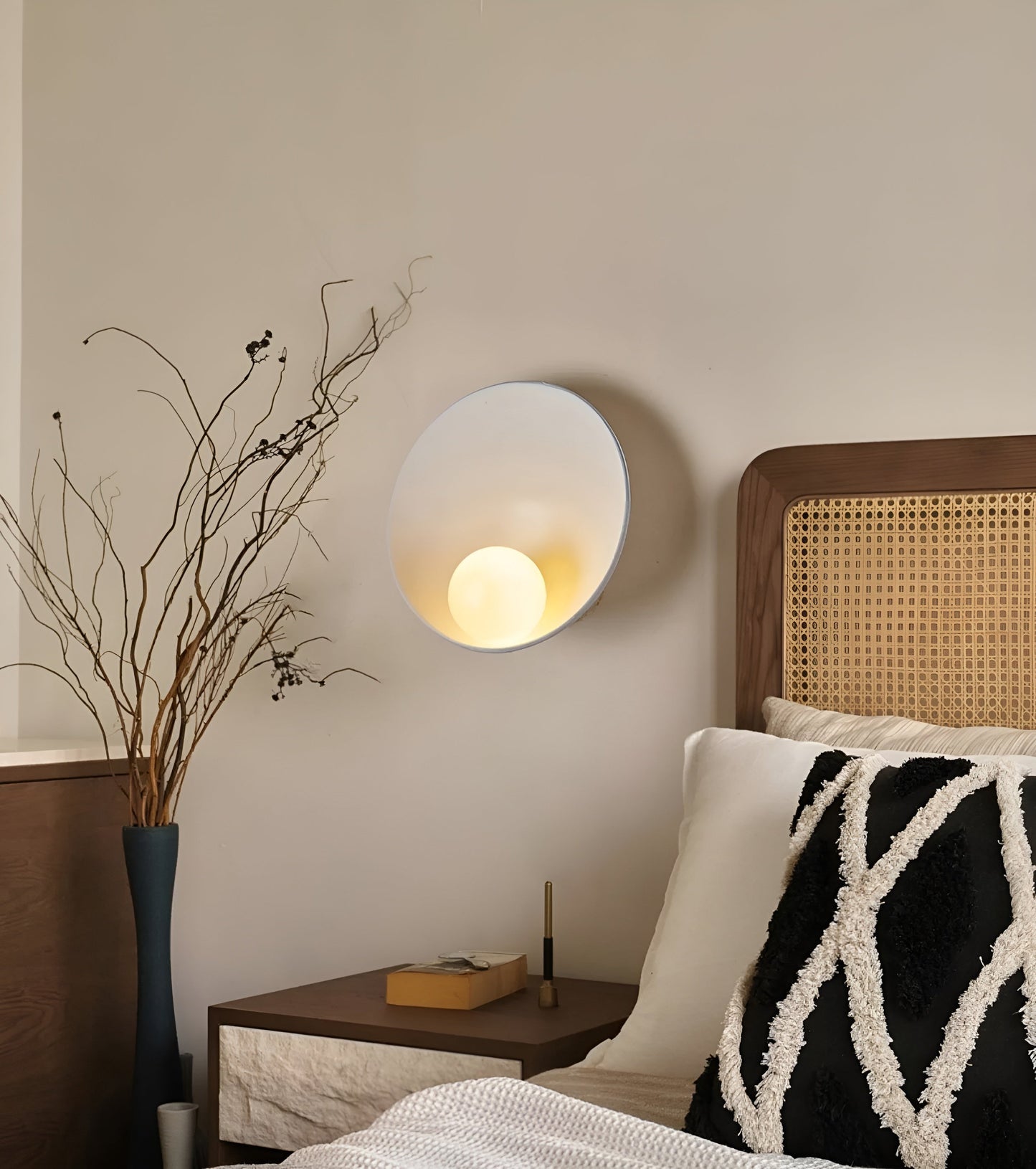 Lampa ścienna Japandi z mlecznym szkłem i drewnem – elegancka i tworząca ciepłą atmosferę