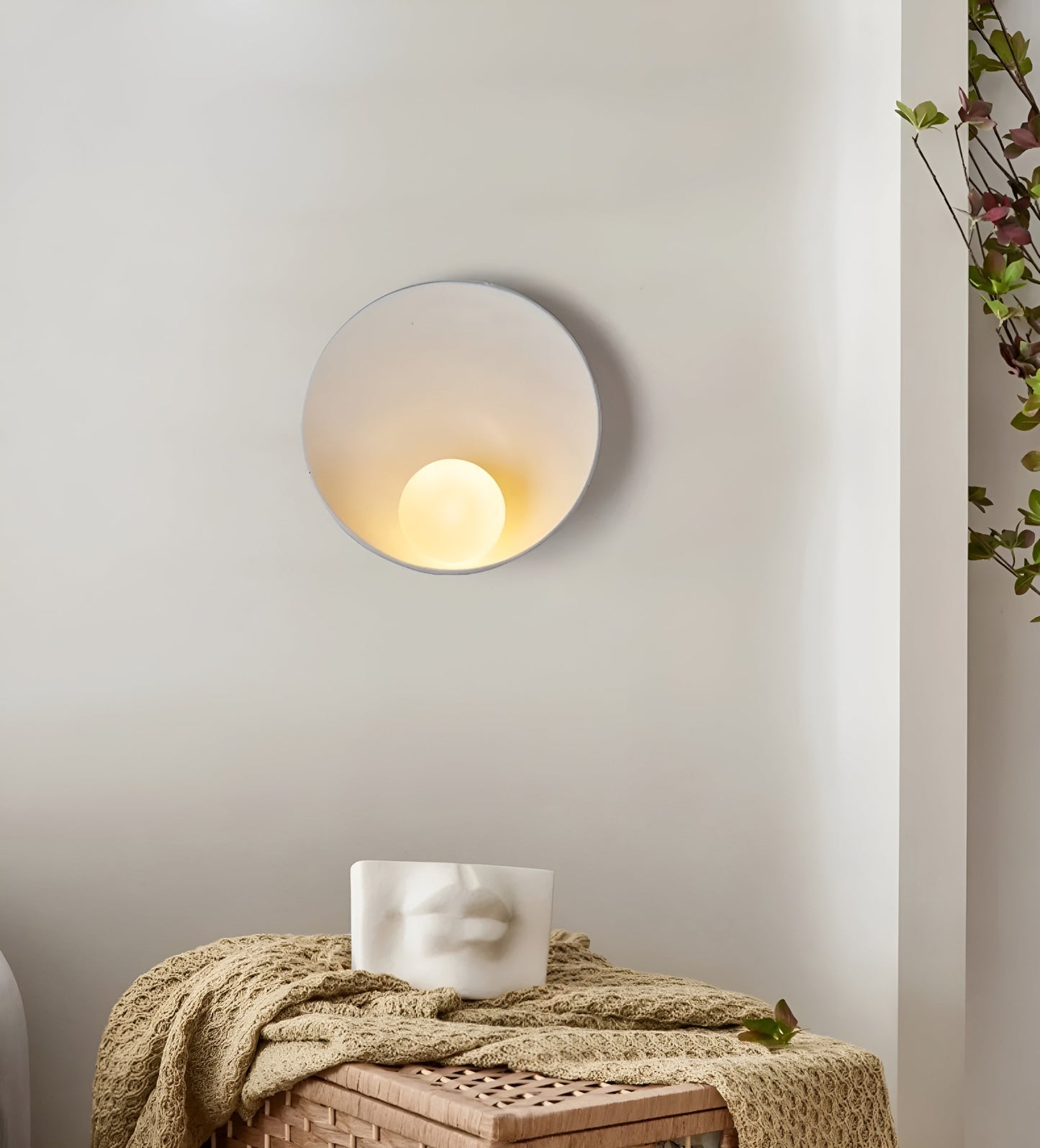 Lampa ścienna Japandi z mlecznym szkłem i drewnem – elegancka i tworząca ciepłą atmosferę