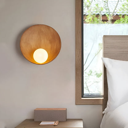 Lampa ścienna Japandi z mlecznym szkłem i drewnem – elegancka i tworząca ciepłą atmosferę