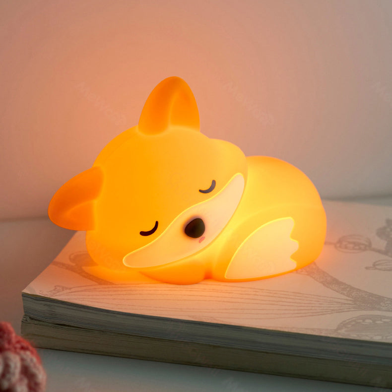 Foxy – lisia lampka nocna z LED i obsługą stukania