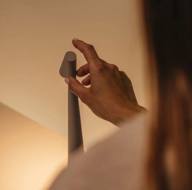 Elegancka Lampa Stołowa w Skandynawskim Stylu Minimalistycznym