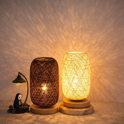 Industrialna lampka stołowa z rattanu i drewna – Japandi, minimalistyczny design i naturalny urok