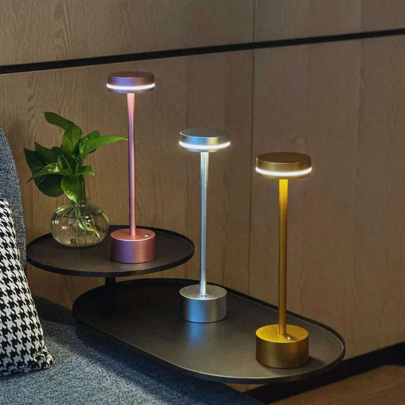 Elegancka bezprzewodowa lampa stołowa z trzema kolorami światła i regulacją jasności