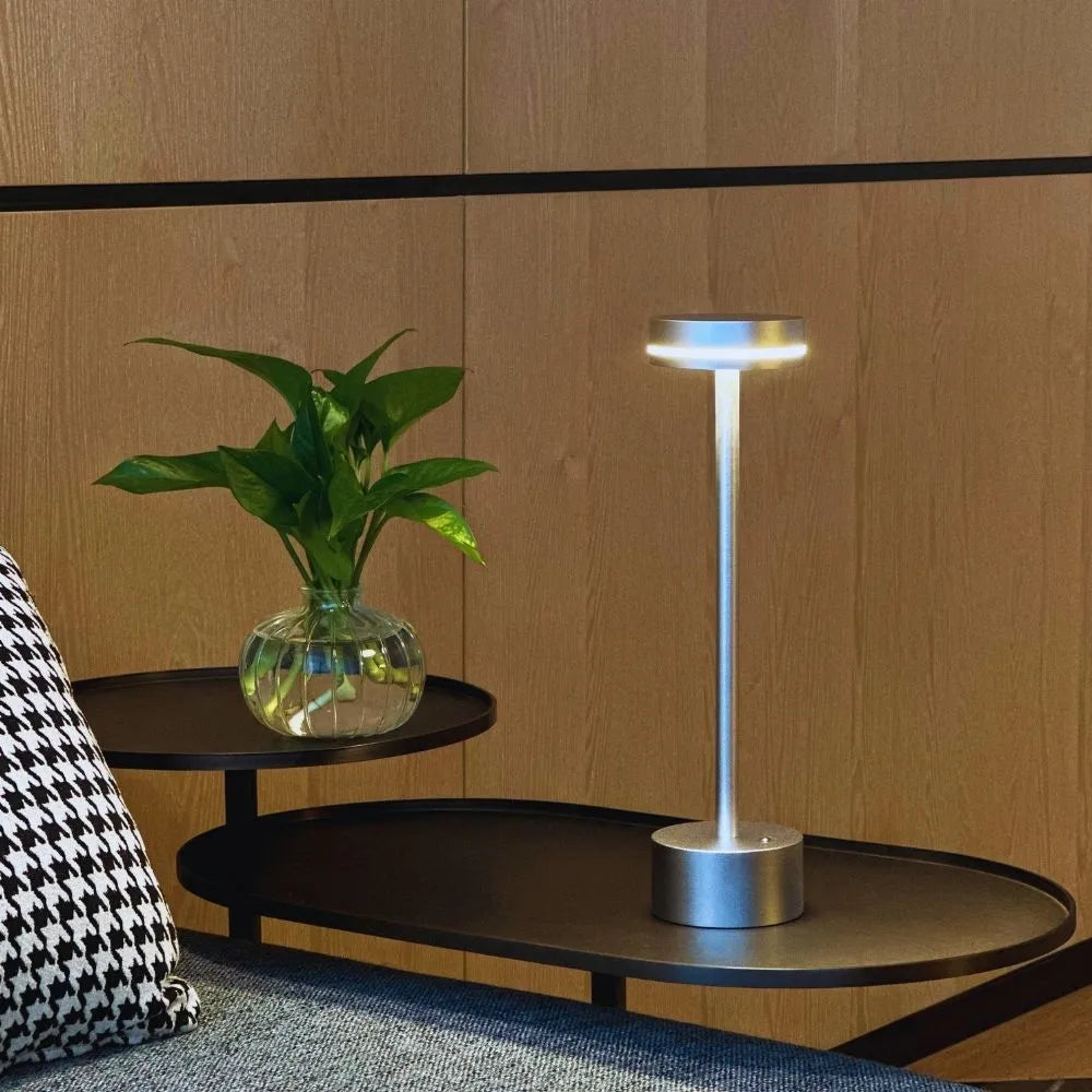 Elegancka bezprzewodowa lampa stołowa z trzema kolorami światła i regulacją jasności