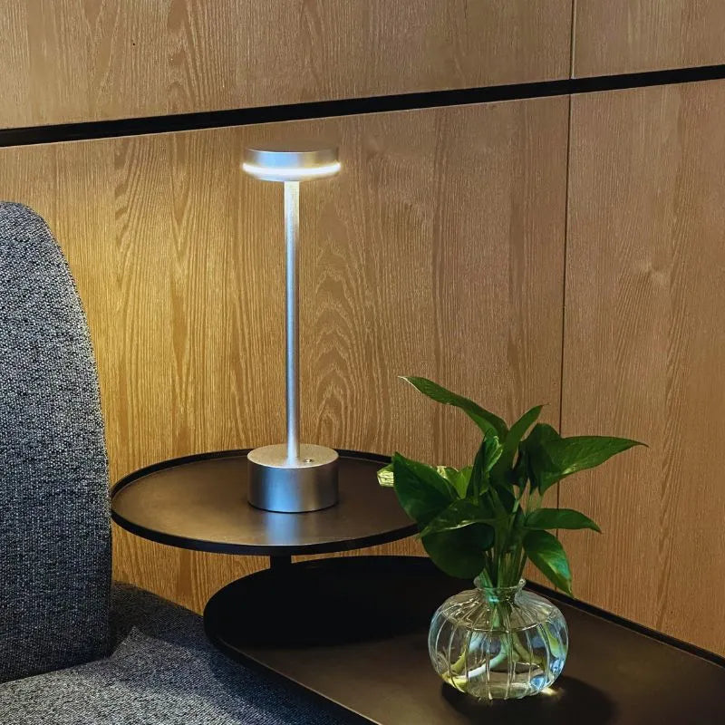 Elegancka bezprzewodowa lampa stołowa z trzema kolorami światła i regulacją jasności