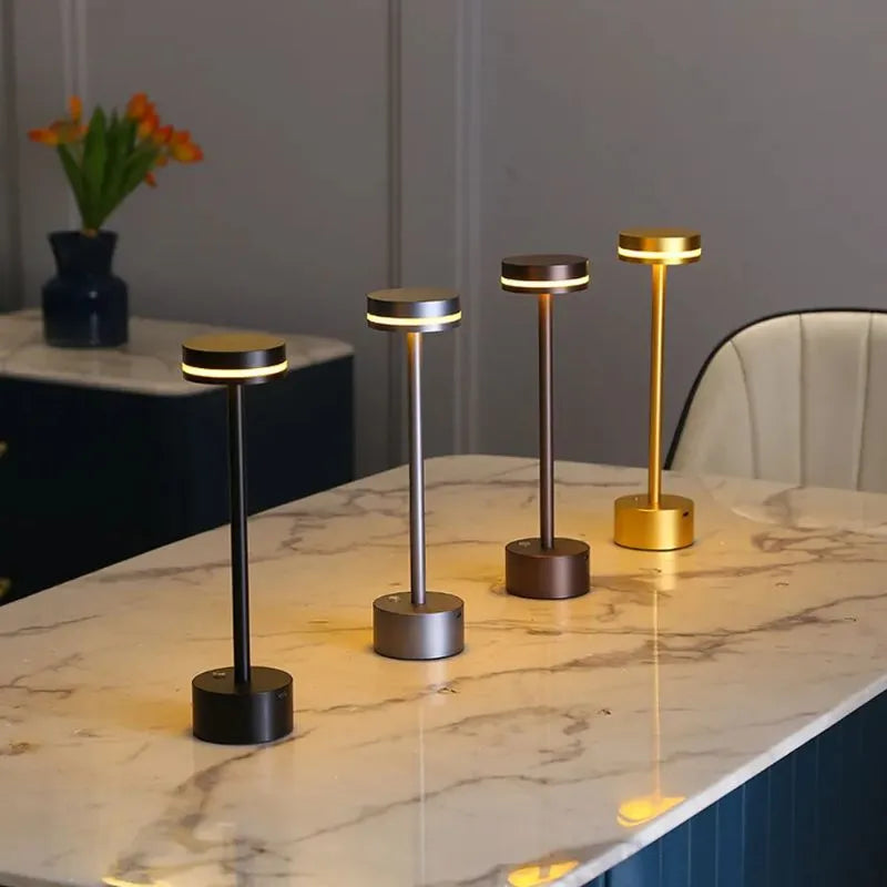 Elegancka bezprzewodowa lampa stołowa z trzema kolorami światła i regulacją jasności